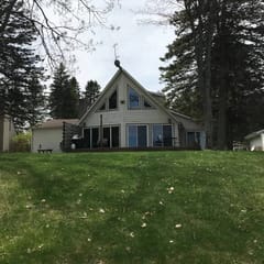 B45 Large Lakefront 4 bedroom on Main Canadian