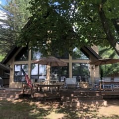 V60 Lakefront Chalet on Main Canadian Lake