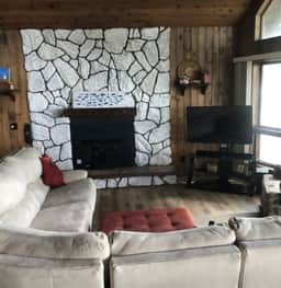 V60 Lakefront Chalet on Main Canadian Lake - Image 2
