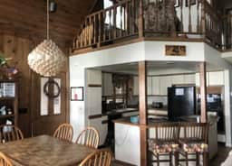 V60 Lakefront Chalet on Main Canadian Lake - Image 4