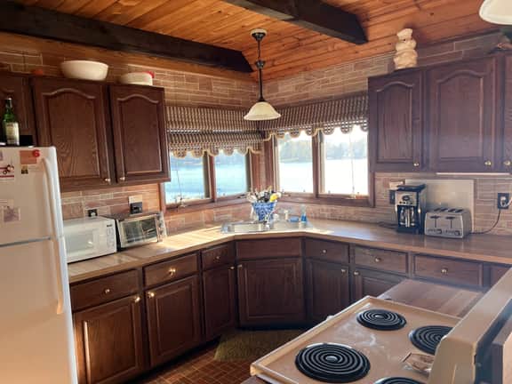 C41 Beautiful Chalet cottage on West Canadian Lake - Image 5