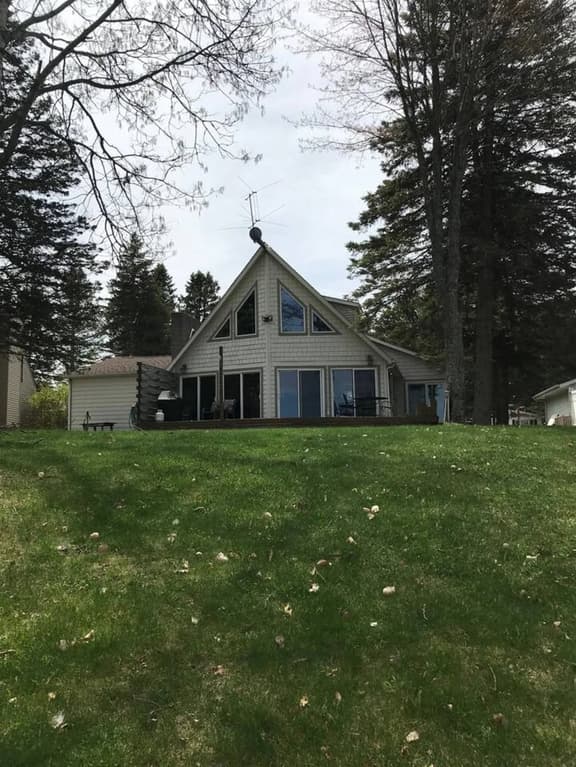 B45 Large Lakefront 4 bedroom on Main Canadian - Image 1