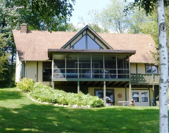 C41 Beautiful Chalet cottage on West Canadian Lake - Image 1