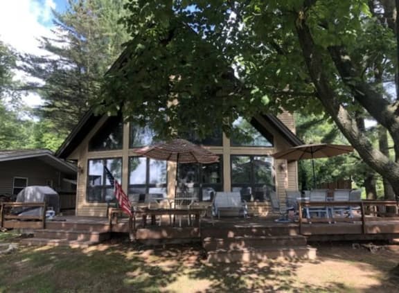 V60 Lakefront Chalet on Main Canadian Lake - Image 1